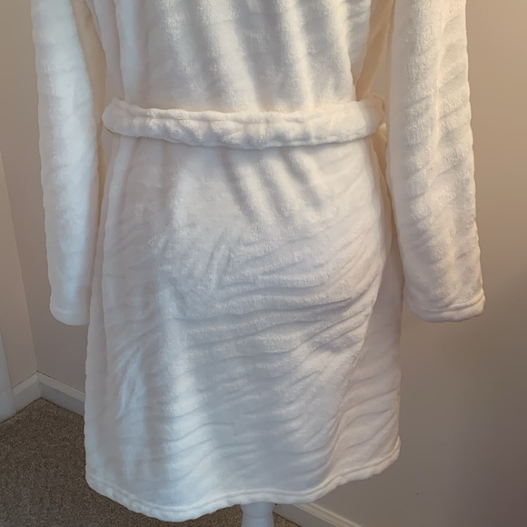 Velvet Kitten White Bathrobe NWOT Small - Picture 6 of 11